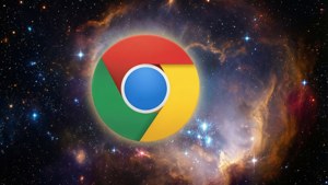 Google Chrome 標誌位於色彩繽紛的星雲中心，帶有發光的氣體雲