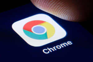 手指即將點擊智能手機屏幕上的Chrome瀏覽器應用程式圖標。