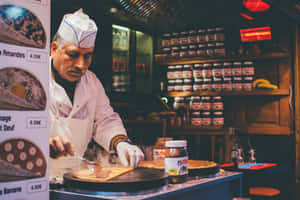 廚師在路邊攤製作Nutella可麗餅