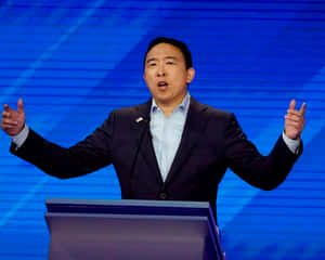 穿西裝的男子在藍色背景的講台上講話 — 政治 壁紙