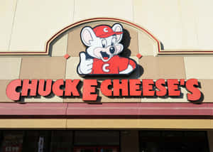 Chuck E Cheese 吉祥物在餐廳招牌上方豎起大拇指。