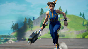 穿著藍色和金色服裝的 Fortnite 角色，在綠色山坡上手持帶刺狼牙棒奔跑。