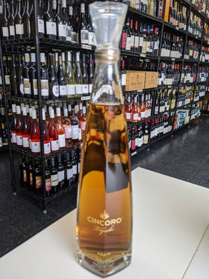 在酒類商店櫃檯上的一瓶Cincoro Tequila。