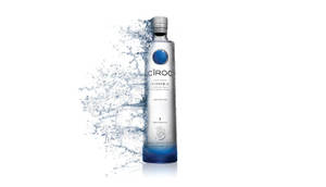 Ciroc伏特加酒瓶在白色背景上帶有水花效果