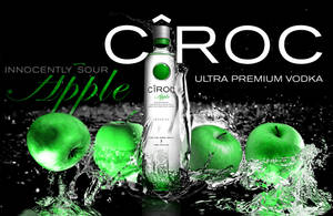 Ciroc Apple伏特加酒瓶，搭配綠色蘋果和水花，黑色背景。