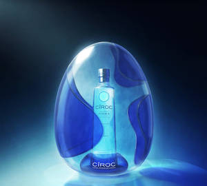 一個發光的藍色蛋形容器內的藍色Ciroc伏特加酒瓶。