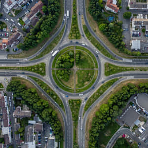 迴旋處的鳥瞰圖，綠色中心被道路和房屋包圍。