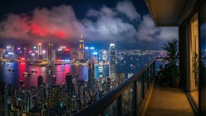 從高樓俯瞰香港夜景，港灣與天際線熠熠生輝。