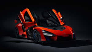 在黑暗工作室環境中，橙色McLaren Senna超級跑車打開鷗翼車門。