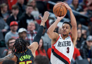 籃球運動員在比賽中投籃，防守者就在附近。 — 科比· Bryant 壁紙