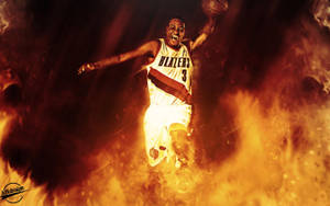 身穿 Blazers 球衣的籃球運動員躍過火焰。 — 著火 壁紙