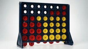 Connect Four 遊戲板，上面有紅色和黃色的圓盤正在遊戲中。