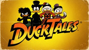 四隻戴帽子的卡通鴨子在黃色背景上的DuckTales標誌後面