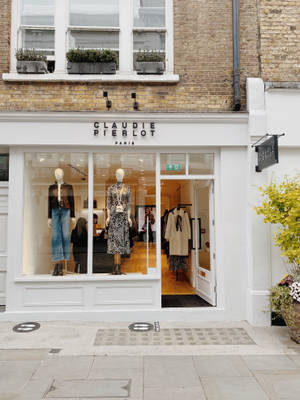 Claudie Pierlot Paris 精品店，櫥窗中的人體模型