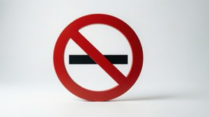 白色背景上帶有黑色橫條的紅色禁止標誌