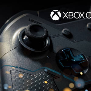 黑色Xbox手掣特寫，帶有發光藍色亮點和模糊燈光。