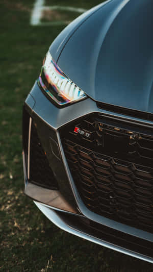 草地上啞光灰色奧迪RS6的前格柵和頭燈特寫。 — Audi R8 GIF 壁紙