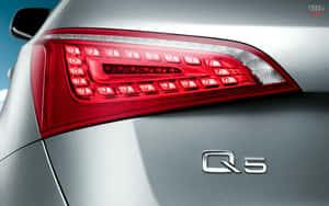 銀色Audi Q5，紅色尾燈亮起，帶有Q5徽章。 — Steam Deck OLED 壁紙