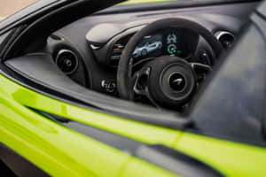 青檸綠色McLaren跑車內部，配有黑色碳纖維軚盤同數碼顯示屏。 — Surface Pro 壁紙