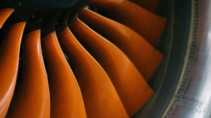 橙色渦輪葉片特寫，帶有金屬邊緣和精密工程。