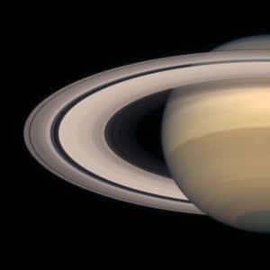 土星及其突出的光環在太空中被照亮。