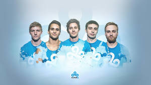 五名身穿帶有Cloud9標誌和白色抽象圖案的藍色球衣的電競選手。