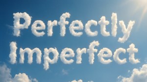 雲朵在清澈的藍天上形成「Perfectly Imperfect」這句話。
