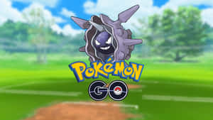 一隻帶有尖刺和笑容的卡通寶可夢，站在草地上，旁邊有Pokémon GO標誌。 — 型爆寵物小精靈 壁紙