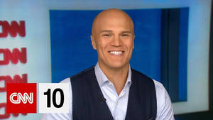 CNN 10新聞主播在演播室微笑