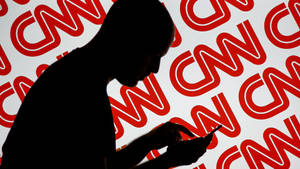 在CNN標誌圖案前使用電話的剪影人物。 — 火影忍者海報 壁紙