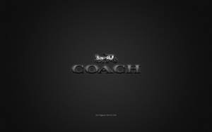 Coach品牌標誌，在深色紋理背景上帶有馬車圖案