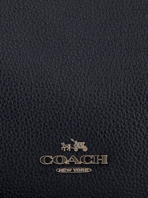 黑色皮革Coach手袋，帶有金色標誌和馬車徽章。