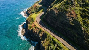 蜿蜒的沿海高速公路沿著岩石懸崖，下方是碧綠的海洋