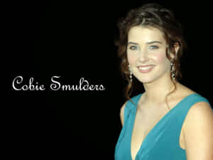 Cobie Smulders 身穿藍綠色連身裙，喺黑色背景前微笑，佢個名用白色字寫出嚟。 — 海盜船 壁紙