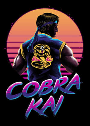 一位穿著 Cobra Kai 道服的武術家站在風格化的日落前，帶有發光的標題文字。
