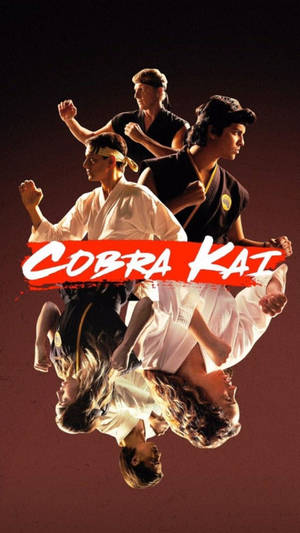 五名年輕武術家擺出戰鬥姿勢，標題為「Cobra Kai」。