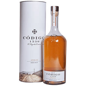 Código 1530 Añejo龍舌蘭酒瓶及其帶有沙漠場景的圓柱形包裝。