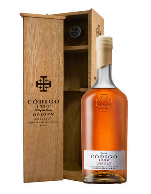 Código 1530 龍舌蘭酒瓶及木製展示盒。
