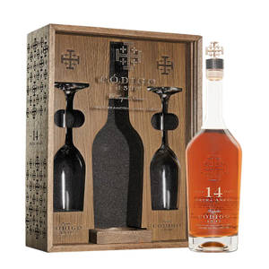 豪華龍舌蘭酒禮品套裝，附木盒、黑色酒杯和琥珀色酒瓶。