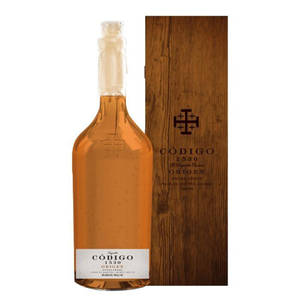 一瓶 Código 1530 龍舌蘭酒及其木製展示盒。