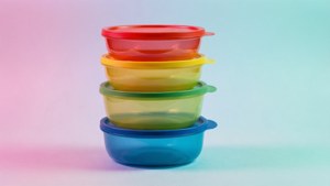 漸變背景上堆疊的彩色塑膠食物容器