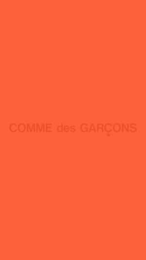 橙色背景，中央有模糊的COMME des GARÇONS文字。