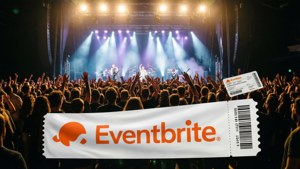 在舞台燈光下，歡呼的演唱會人群前舉著的Eventbrite門票橫幅