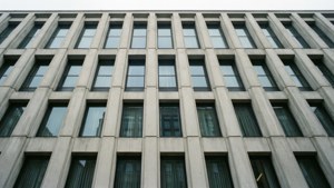 灰色混凝土建築，窗戶網格和深色窗簾