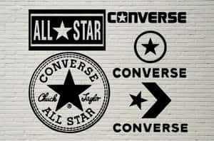 Converse 品牌標誌展示在白色磚牆上。