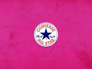 粉紅色布料上帶有刮痕的 Converse All Star 標誌