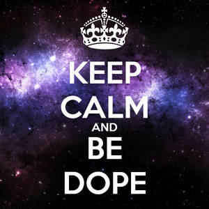 在宇宙星系背景上的皇冠和Keep calm and be dope文字