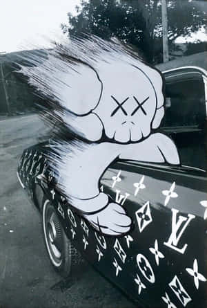 一輛黑色復古汽車，帶有白色路易威登圖案和卡通骷髏塗鴉設計。