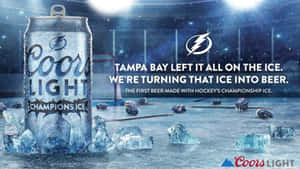 Coors Light Champions Ice 啤酒罐放在冰上，背景有冰球和冰球場。
