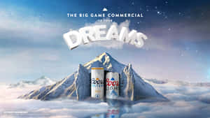 兩個 Coors 啤酒罐從白雪覆蓋的山峰中出現，位於雲層之上，星空下，帶有「DREAMS」文字。 — 海盜船 壁紙